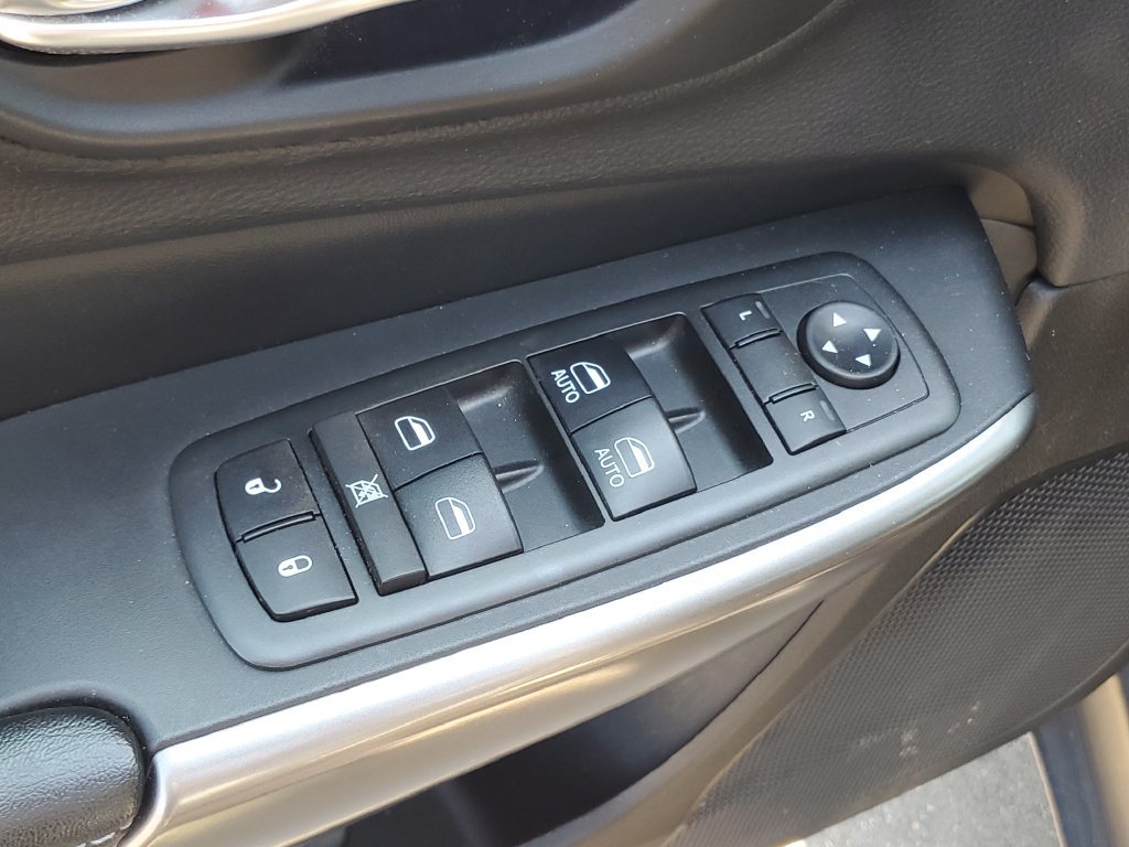 Used 2019 Jeep Cherokee Latitude Plus AWD/4WD image 8