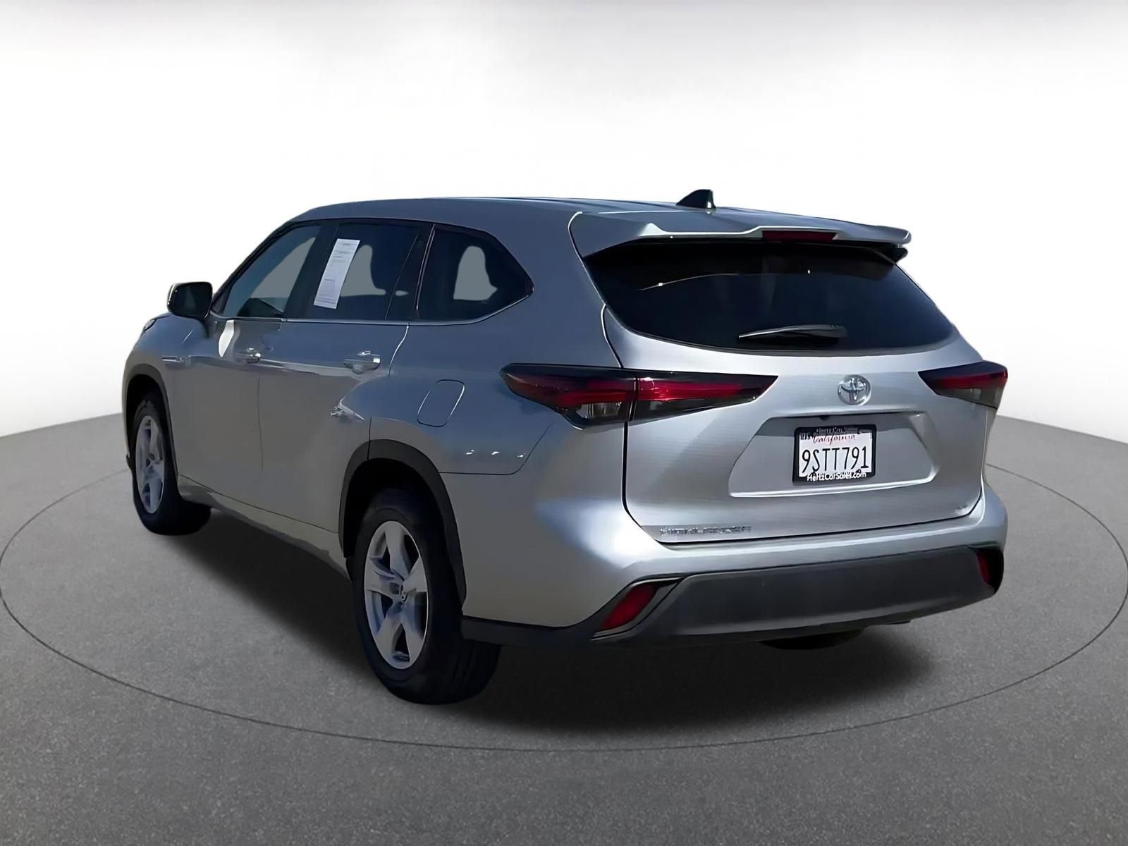 Used 2025 Toyota Highlander LE FWD image 11