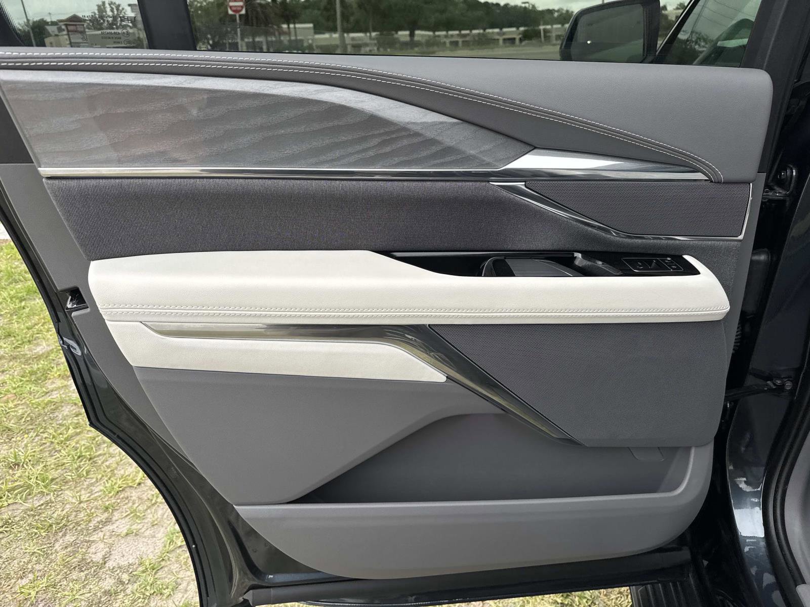 Certified 2025 Cadillac Escalade IQ Luxury 1 w/ Smart Trailering package AWD/4WD image 12