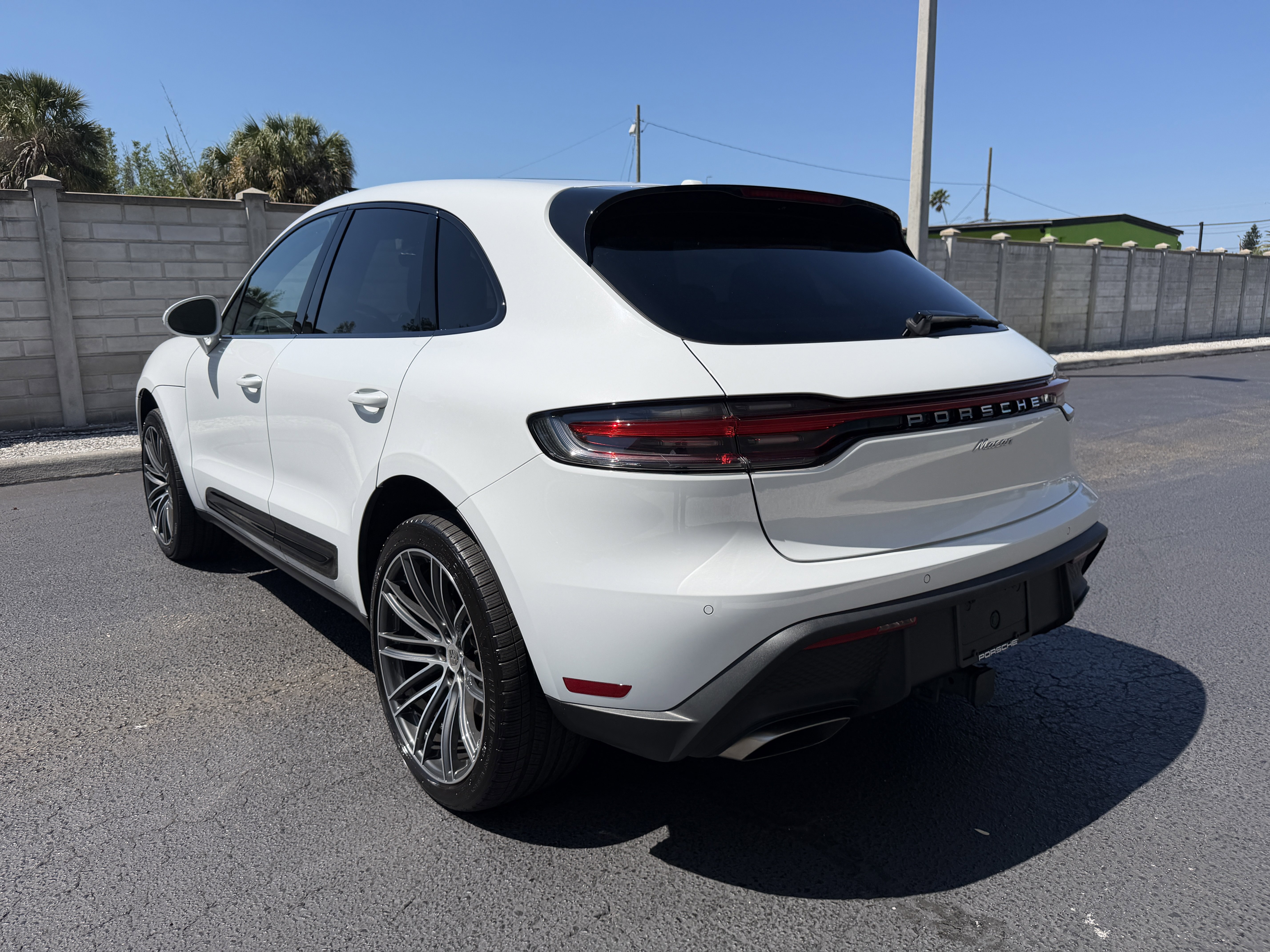 Certified 2025 Porsche Macan AWD/4WD image 3