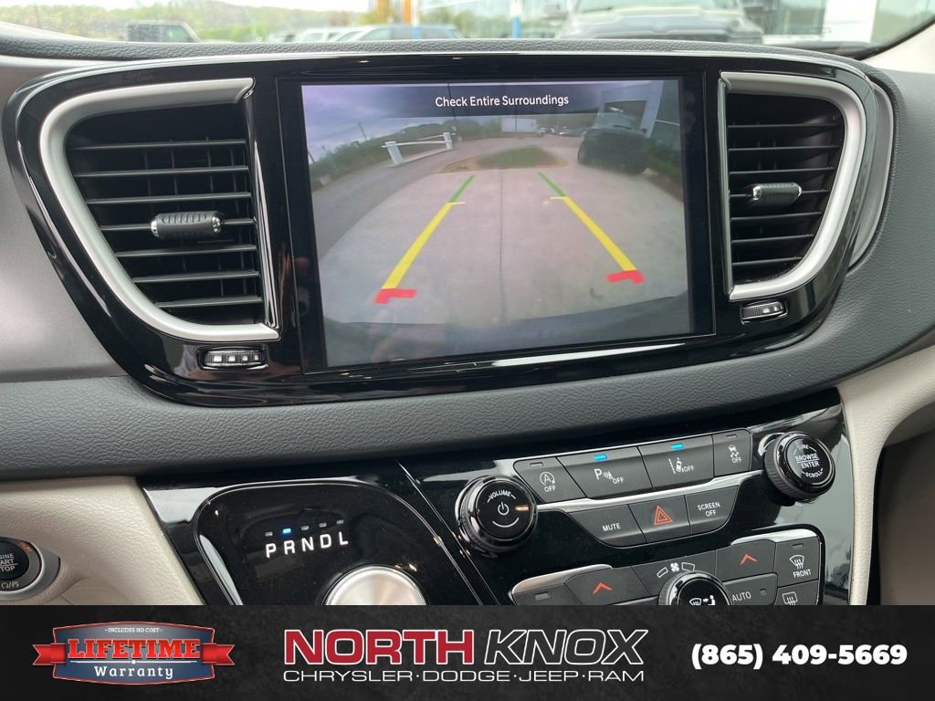 Used 2023 Chrysler Pacifica Touring-L image 9