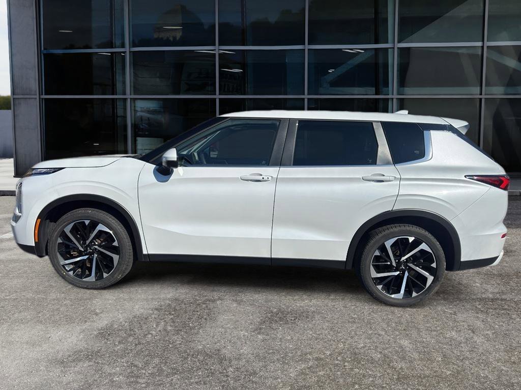 Used 2023 Mitsubishi Outlander SE image 8