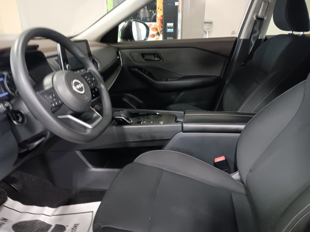 Used 2023 Nissan Rogue S image 9