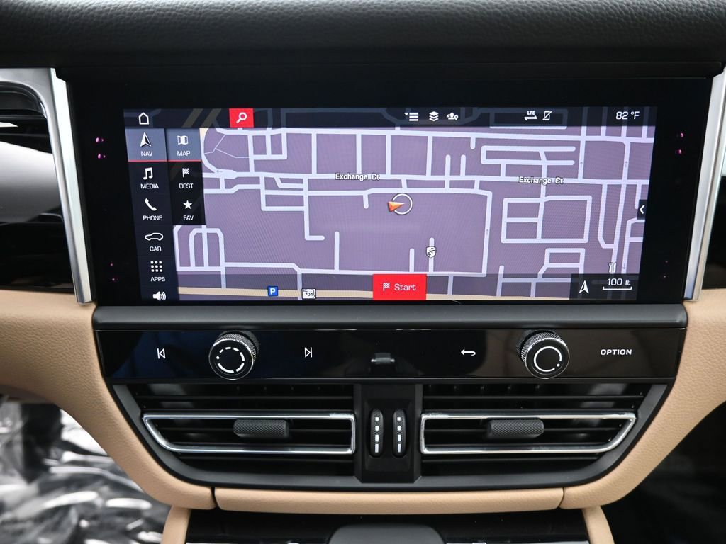 Certified 2022 Porsche Macan AWD/4WD image 21