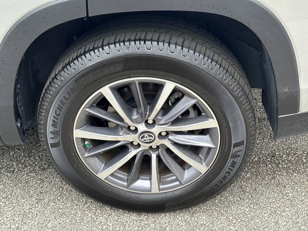 Used 2019 Toyota Highlander XLE FWD image 19