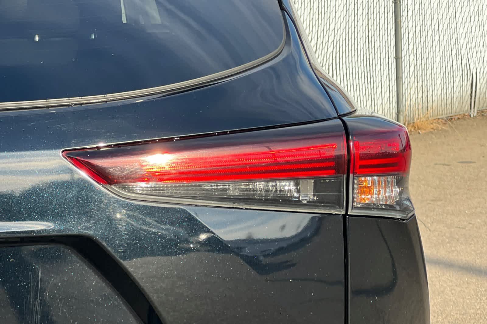 Used 2024 Toyota Highlander LE AWD/4WD image 21