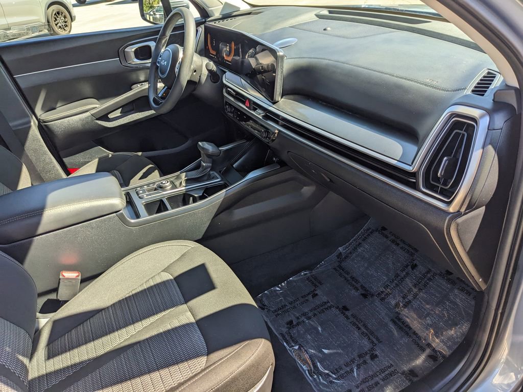 Certified 2025 Kia Sorento LX image 13