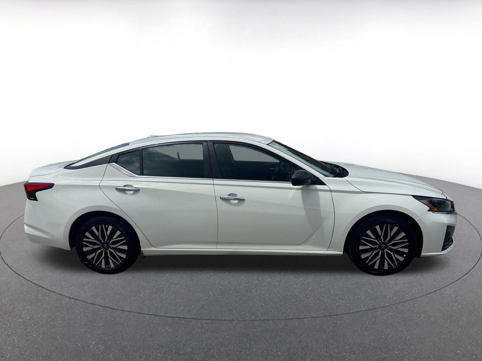 Used 2025 Nissan Altima 2.5 SV FWD image 15