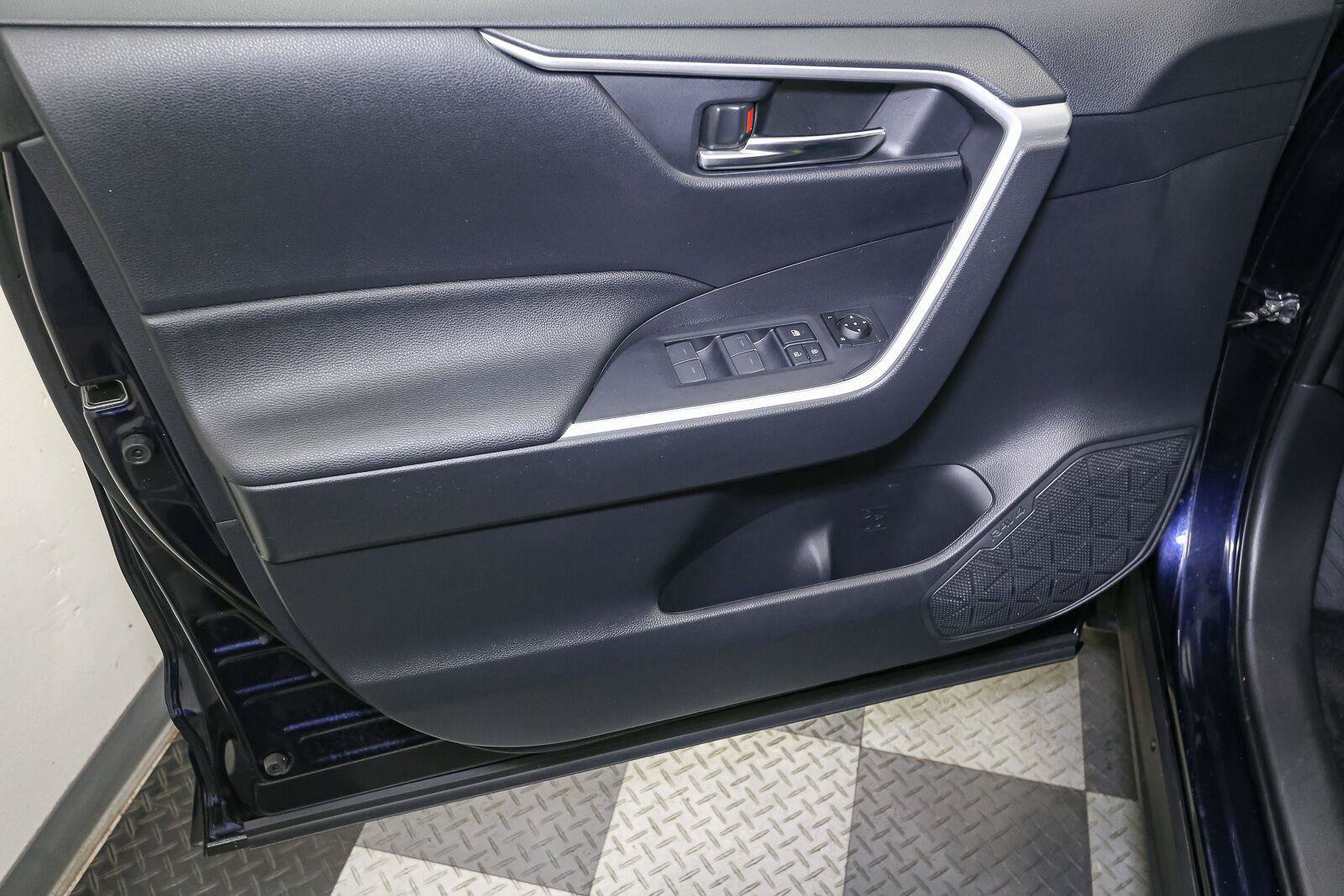Used 2025 Toyota RAV4 SE AWD/4WD image 40