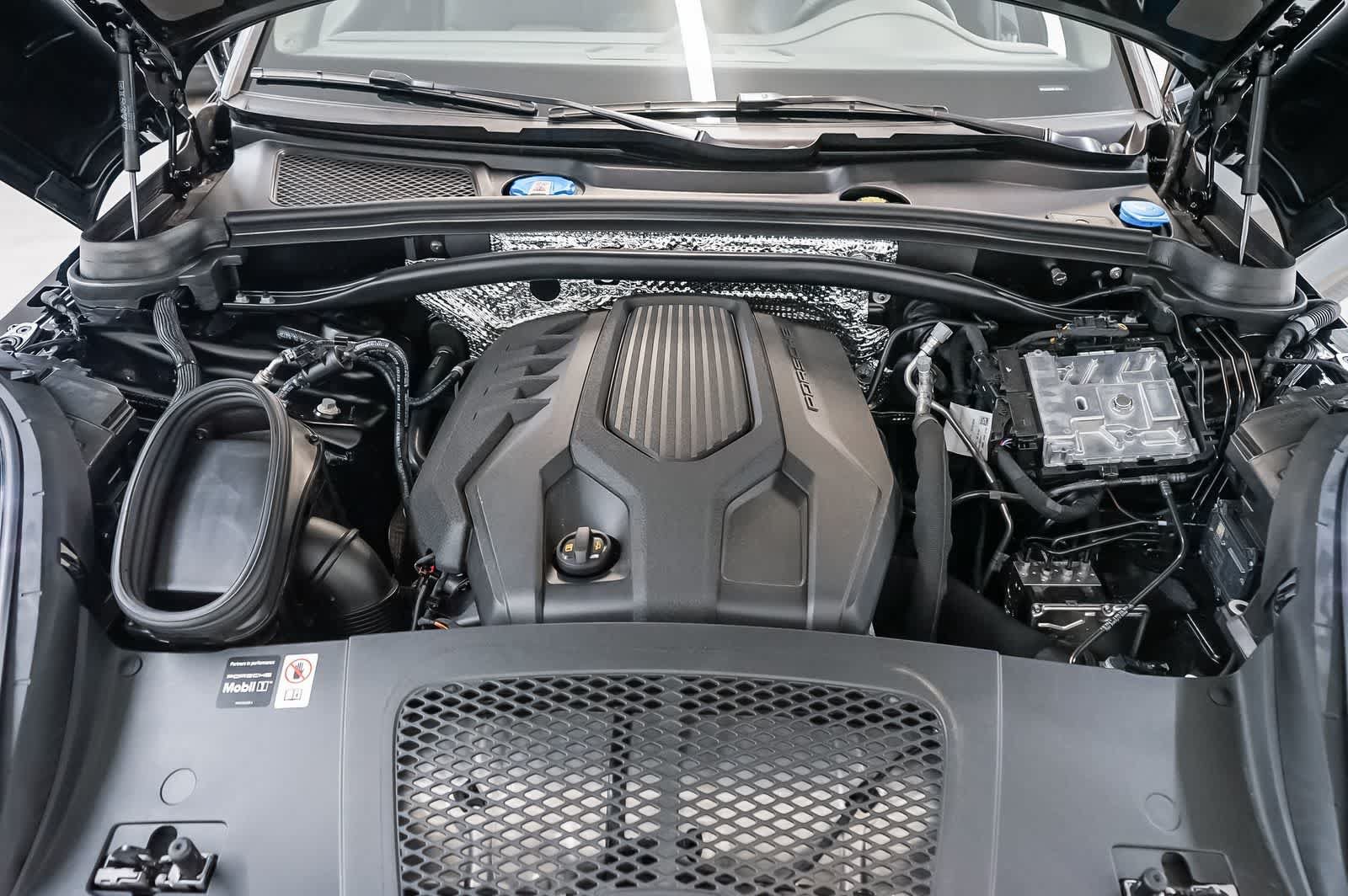 Certified 2026 Porsche Macan AWD/4WD image 32