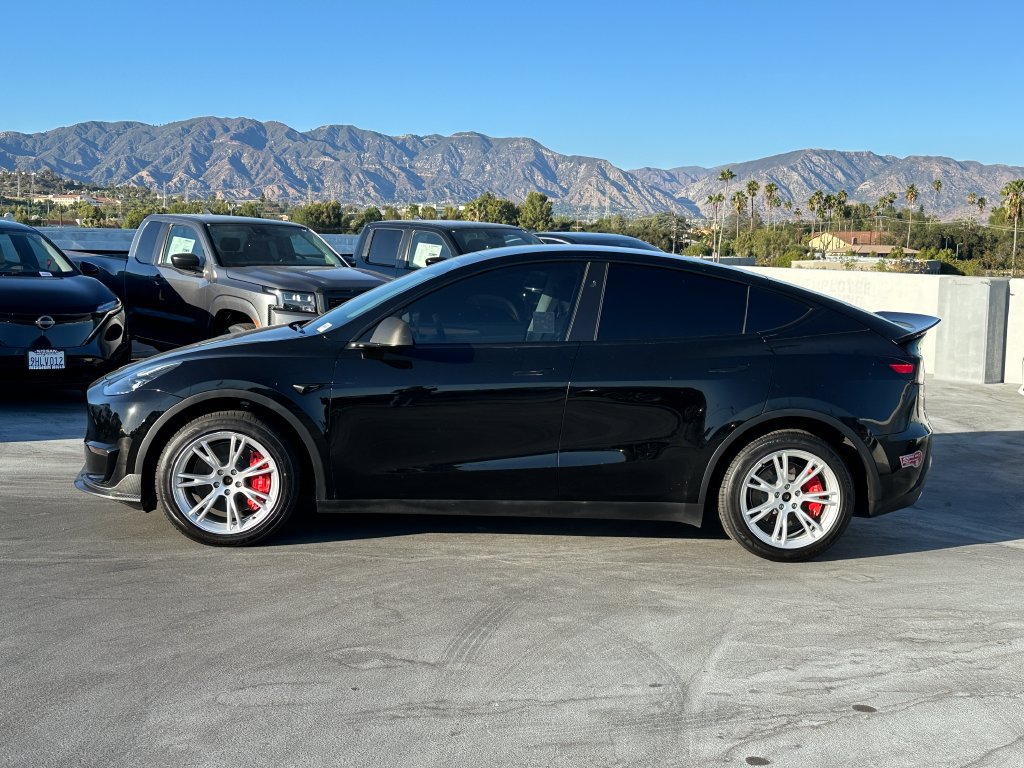 Used 2024 Tesla Model Y Long Range AWD/4WD image 3