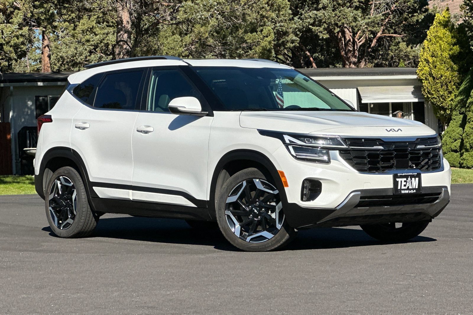 Used 2024 Kia Seltos SX w/ SX Sunroof Package AWD/4WD image 2
