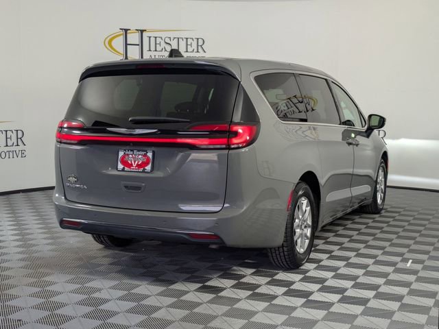 Used 2023 Chrysler Pacifica Touring-L image 4