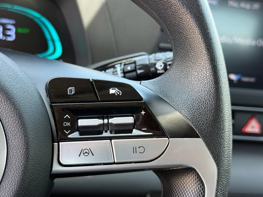 Used 2025 Hyundai Elantra Hybrid FWD image 13