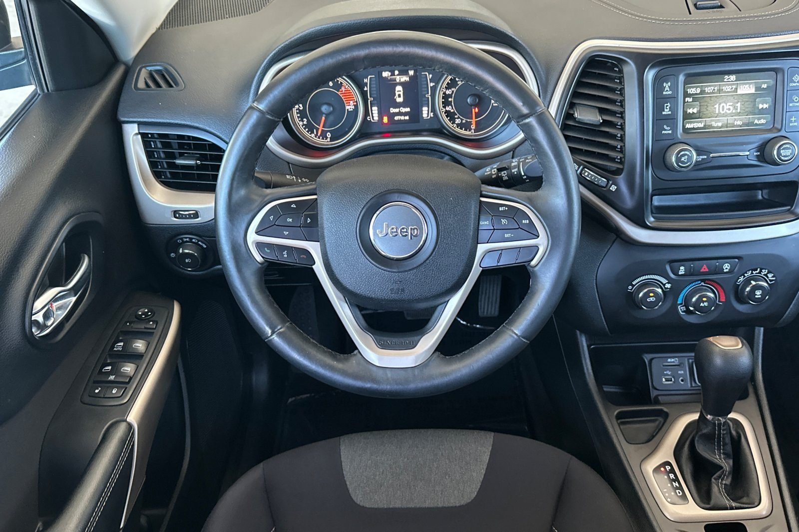 Used 2018 Jeep Cherokee Latitude w/ Altitude Package FWD image 13