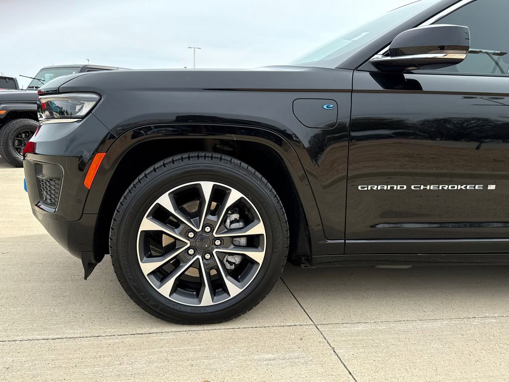 Used 2022 Jeep Grand Cherokee Overland w/ Luxury Tech Group IV AWD/4WD image 5