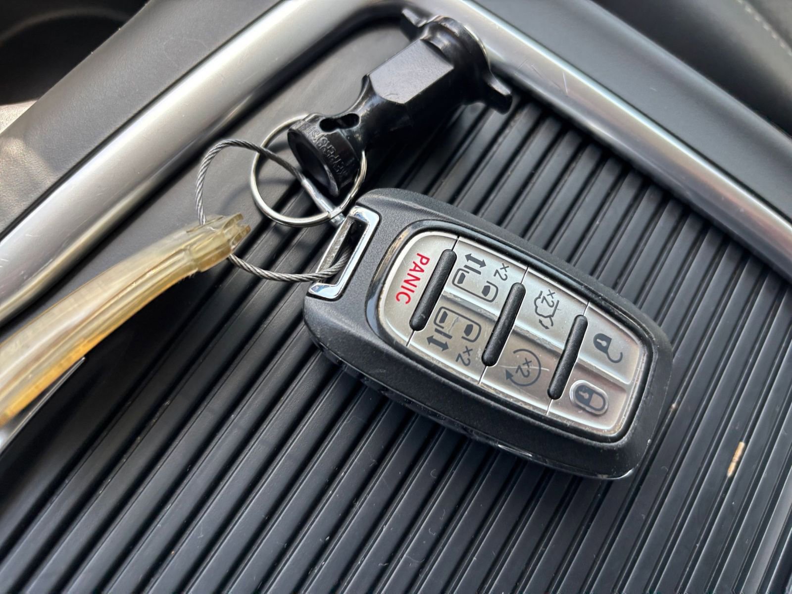 Used 2024 Chrysler Pacifica Touring-L FWD image 21
