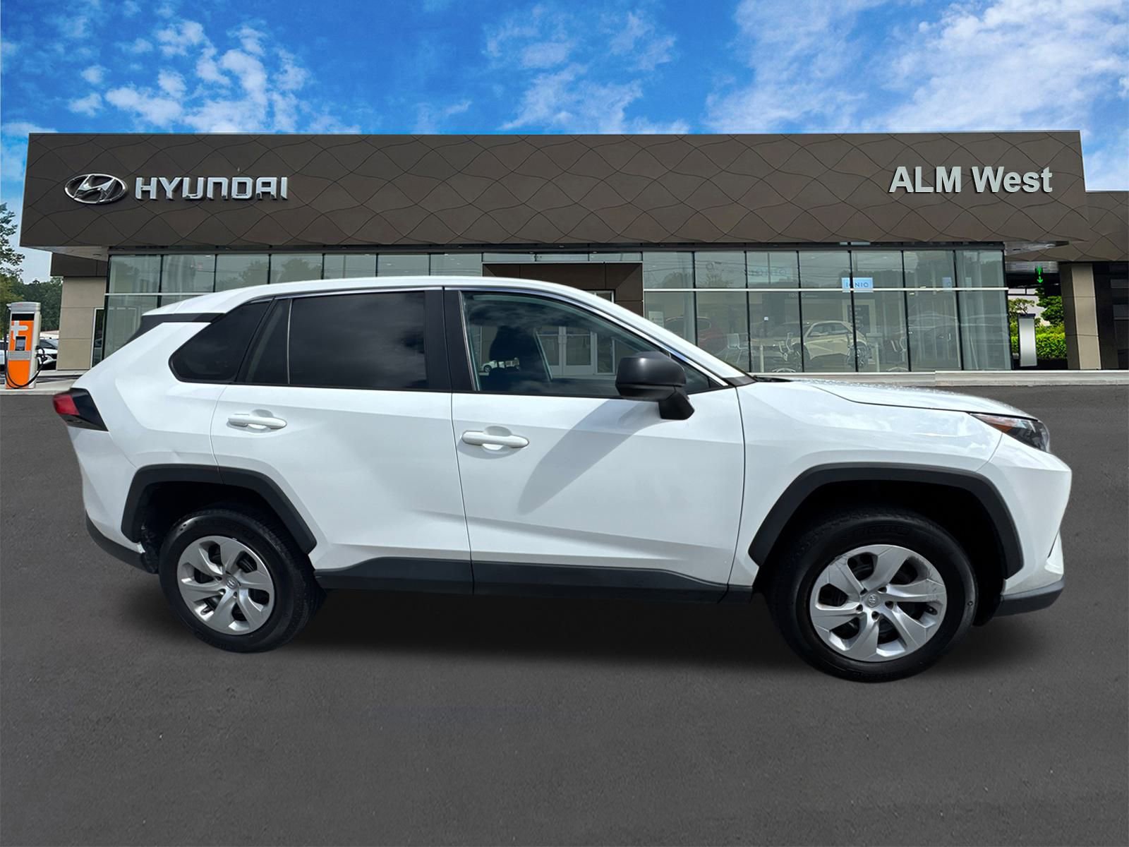 Used 2022 Toyota RAV4 LE image 4
