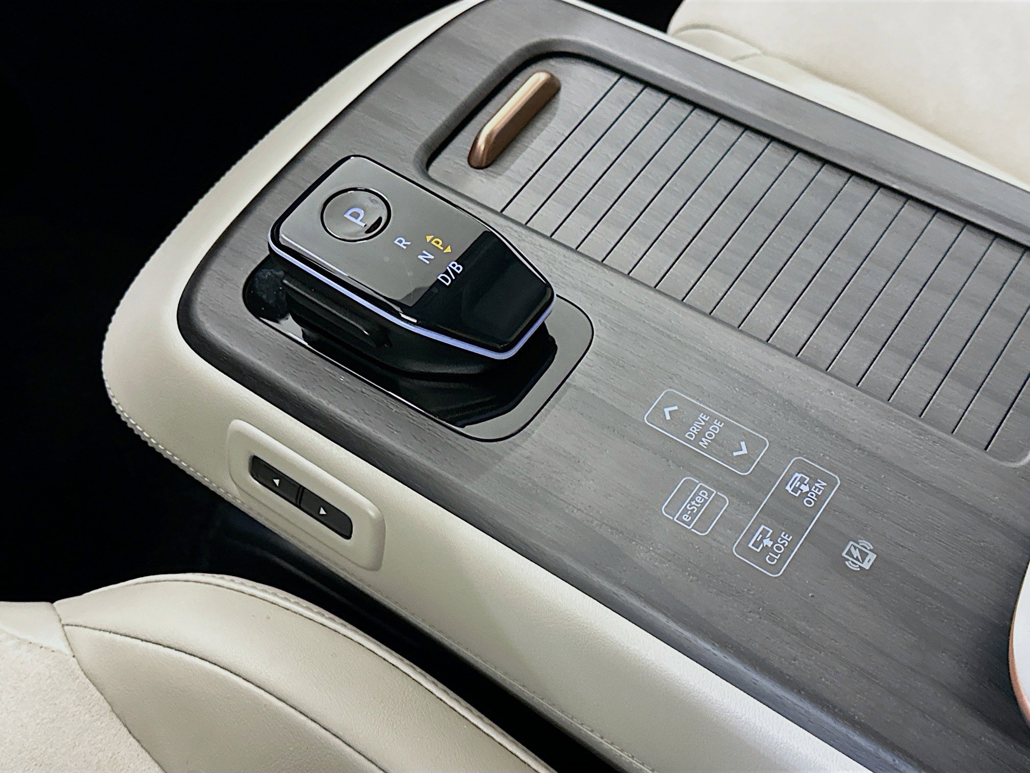 Used 2024 Nissan Ariya AWD image 25