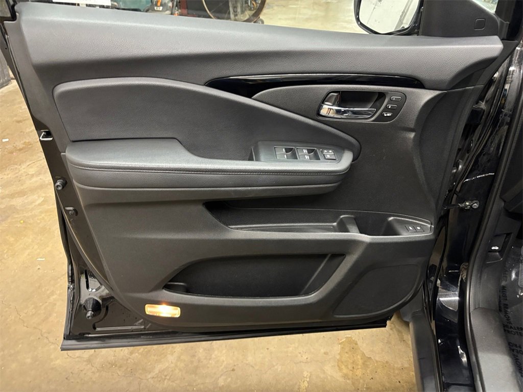 Used 2022 Honda Pilot Touring image 11
