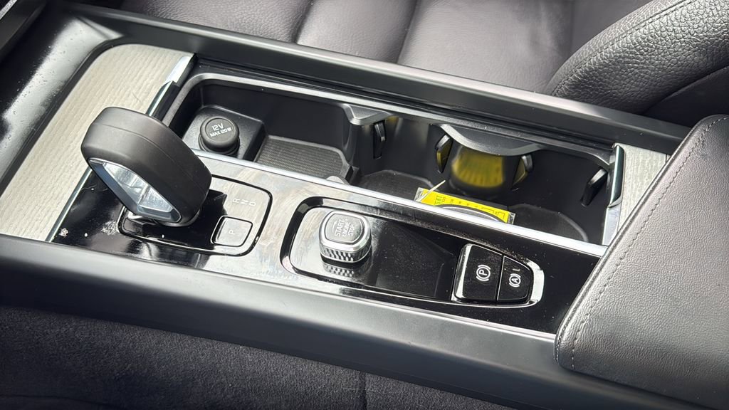 Certified 2025 Volvo XC60 B5 Plus image 20