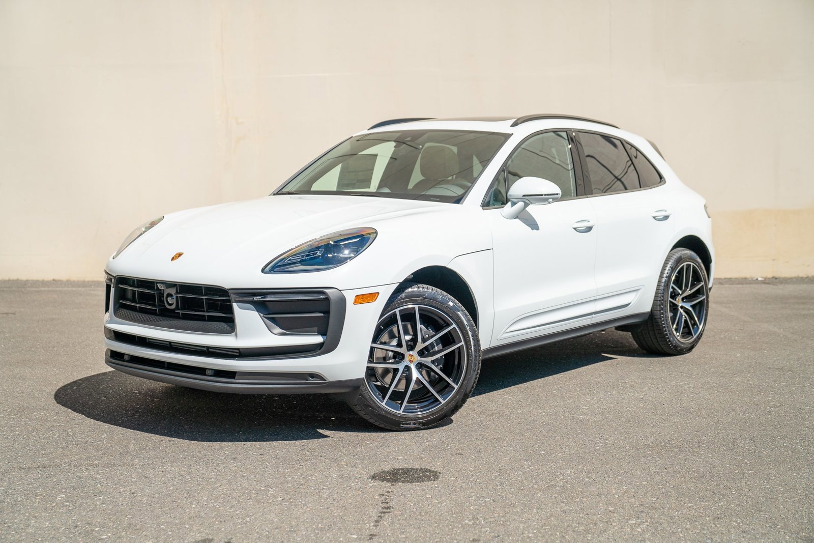Certified 2025 Porsche Macan image 1
