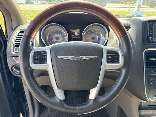 Used 2015 Chrysler Town & Country Limited Platinum image 18