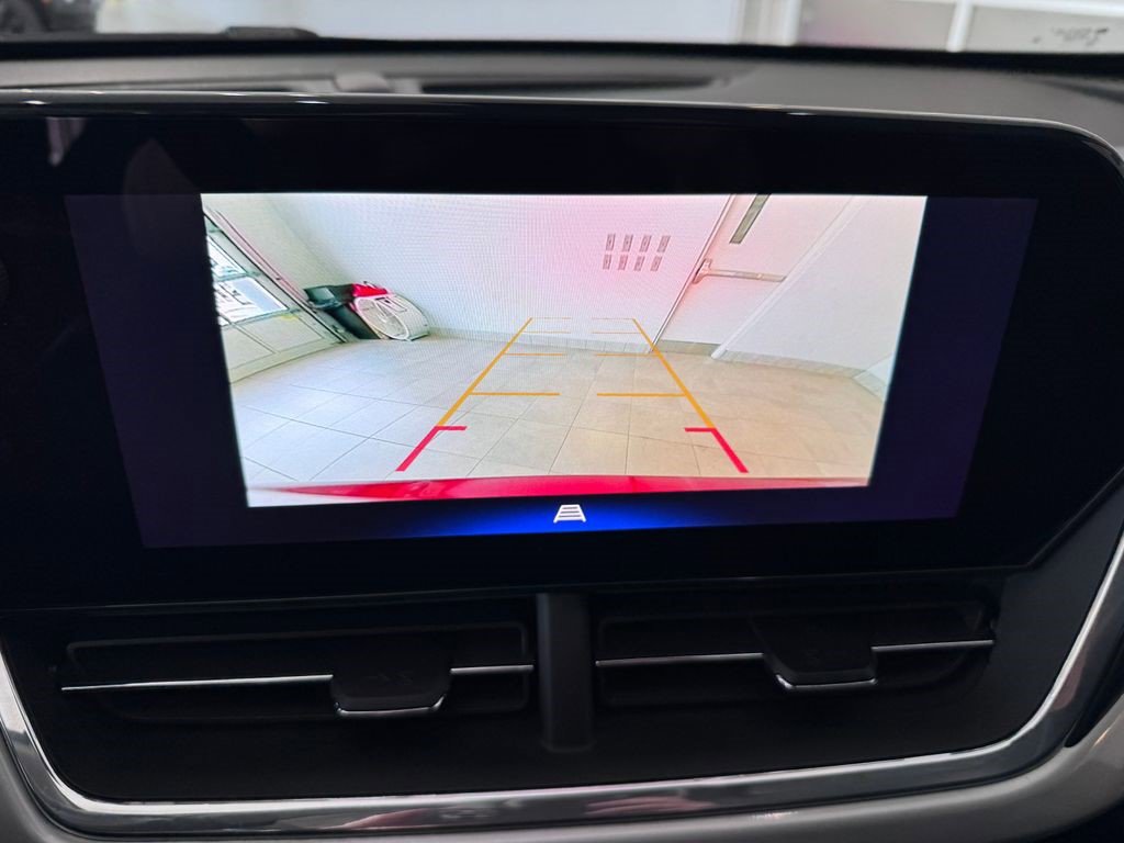 Certified 2025 Chevrolet Trax LT w/ LT Convenience Package image 14