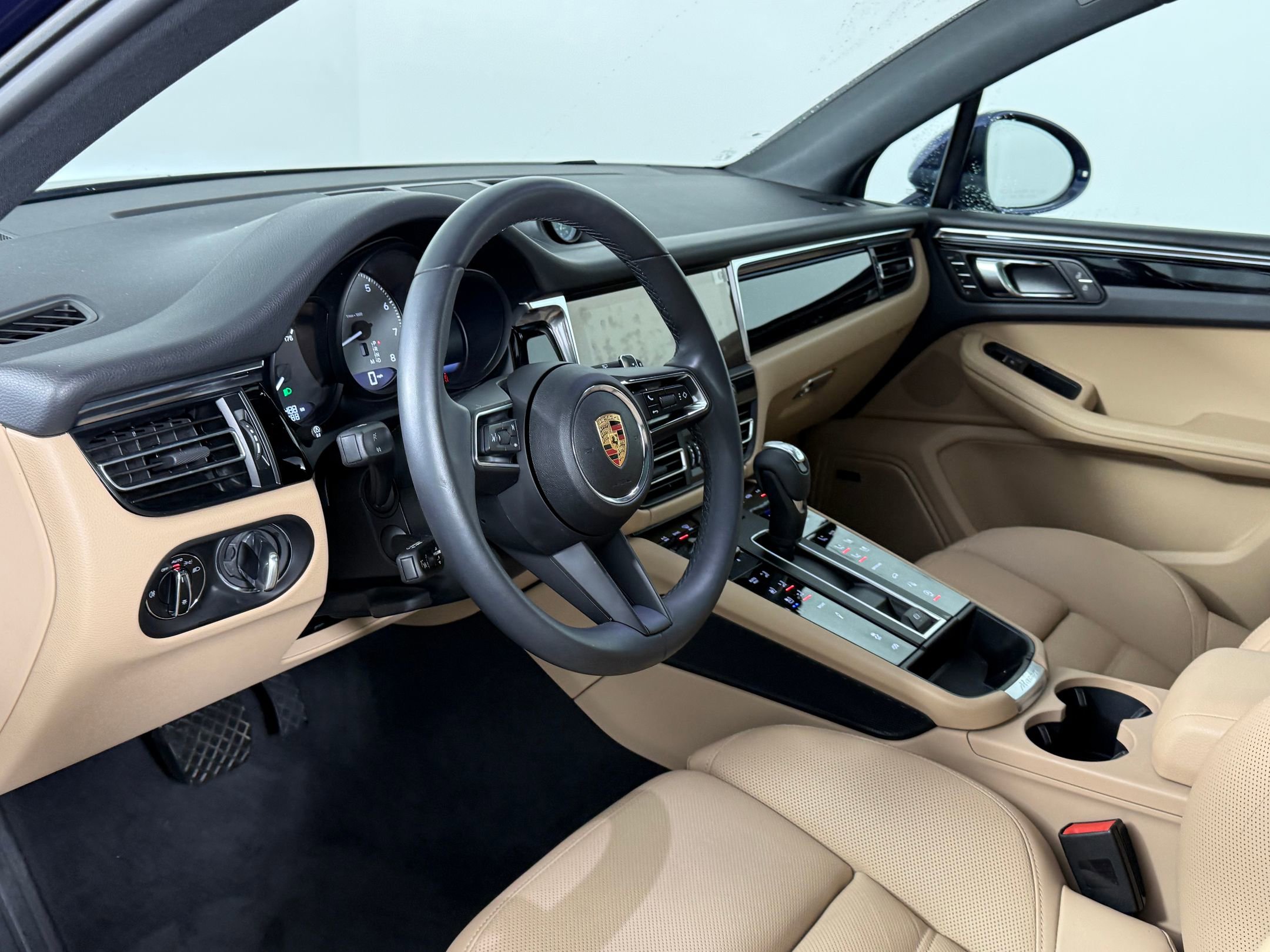 Certified 2025 Porsche Macan S AWD/4WD image 4