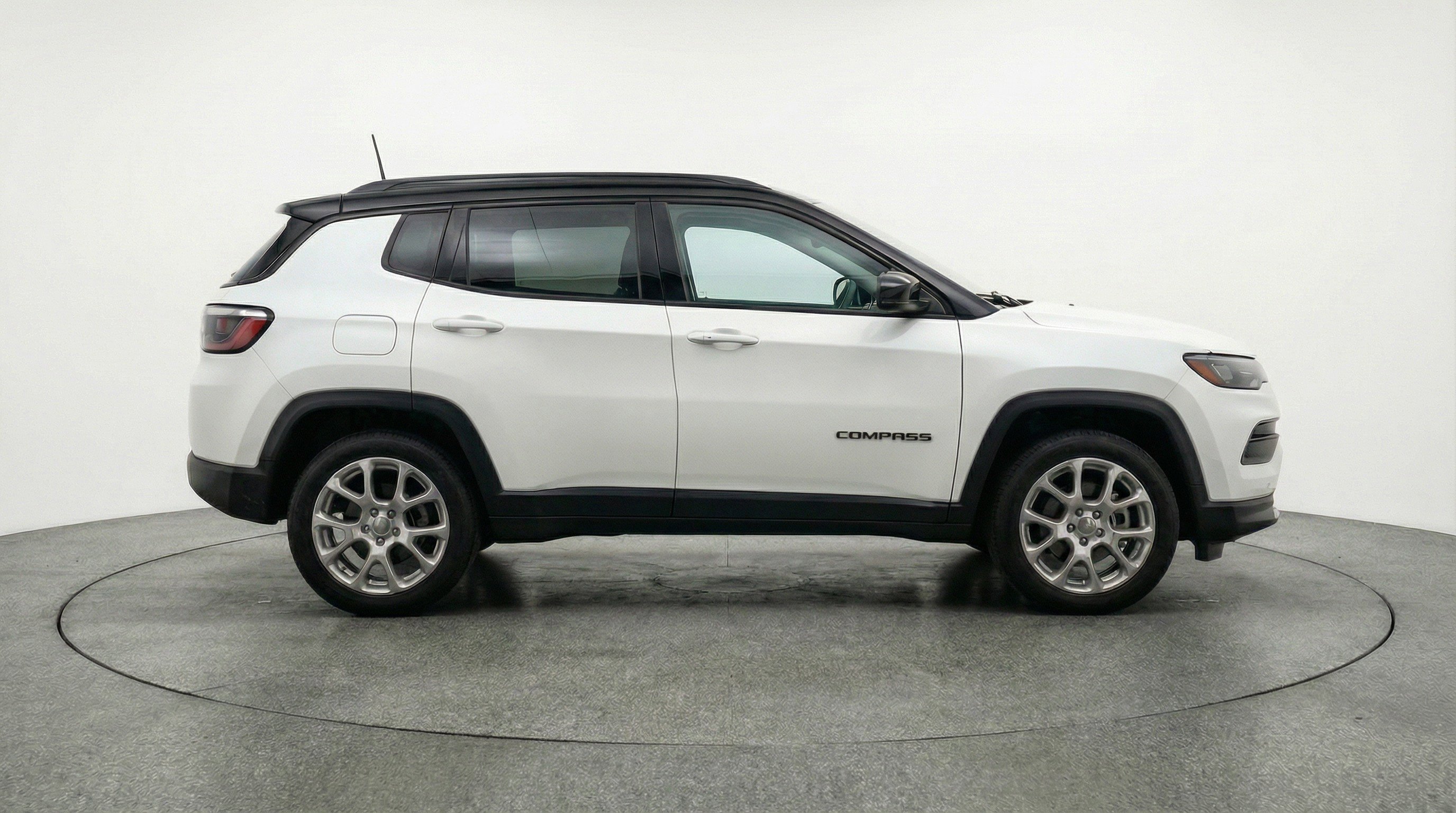 Used 2025 Jeep Compass Limited image 11
