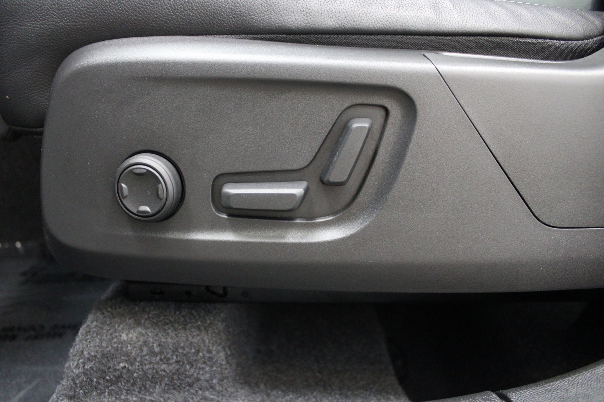 Used 2025 Volvo XC40 B5 Plus image 43