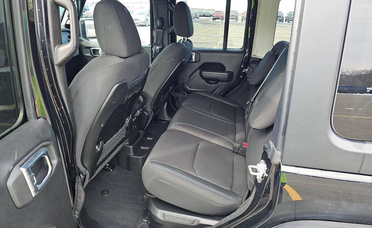 Used 2025 Jeep Wrangler Unlimited Rubicon 4xe w/ Convenience Group AWD/4WD image 7