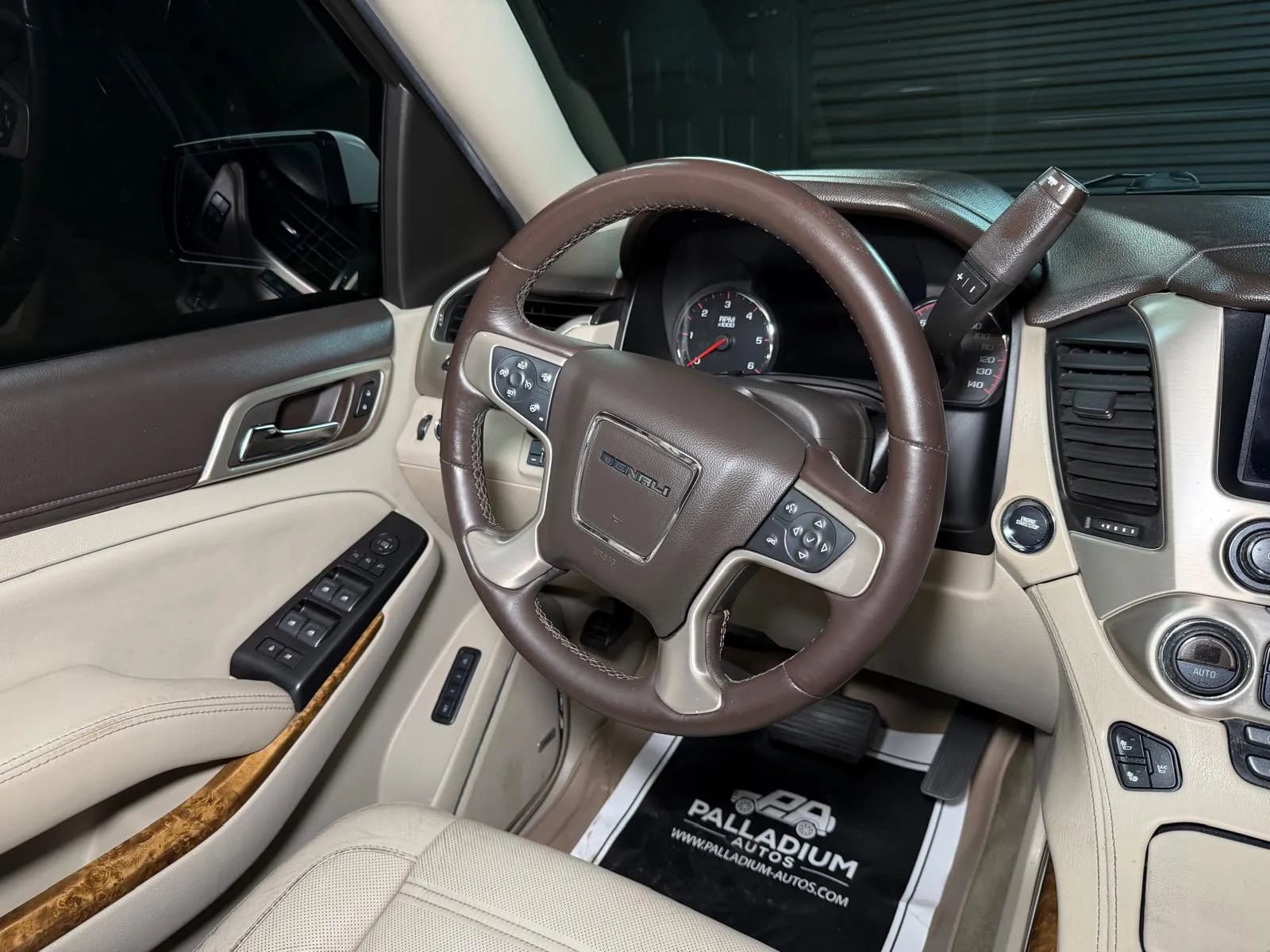 Used 2015 GMC Yukon Denali w/ Premium Package RWD image 32