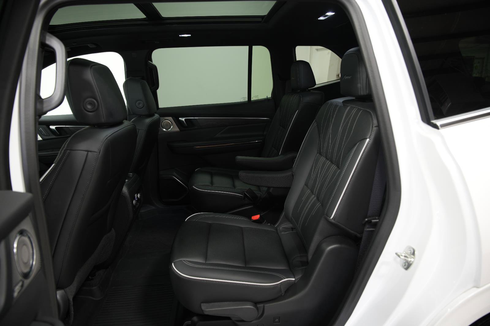 Used 2025 Buick Enclave Avenir image 20