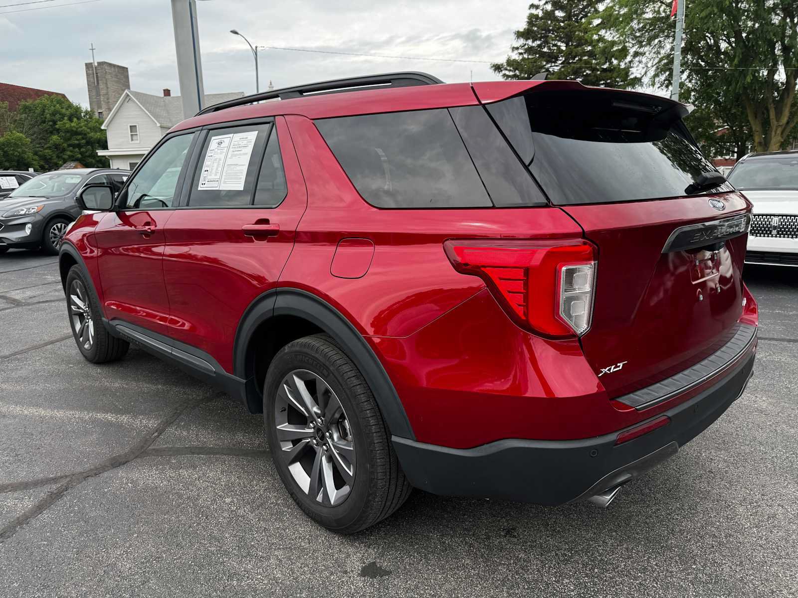 Used 2022 Ford Explorer XLT w/ Equipment Group 202A AWD/4WD image 9