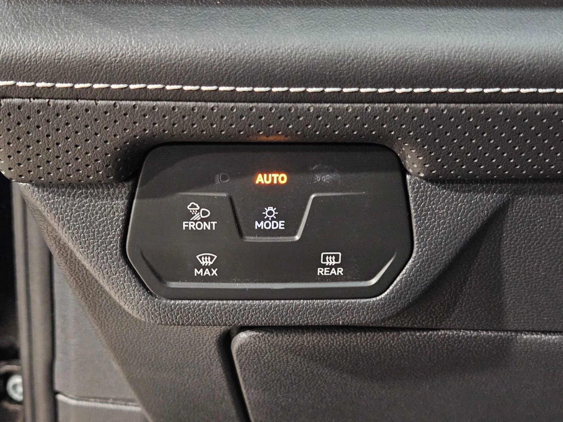 Used 2024 Volkswagen Atlas SE image 25