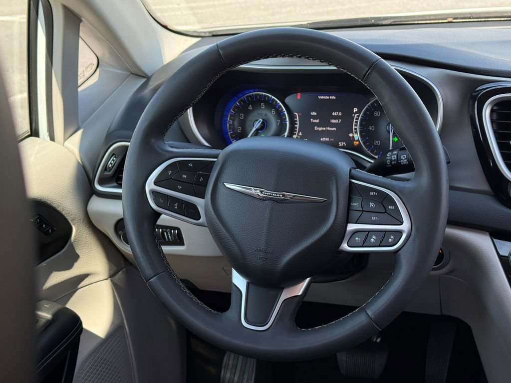 Used 2024 Chrysler Pacifica Touring-L image 18
