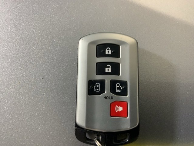 Used 2019 Toyota Sienna LE w/ LE Preferred Package image 44