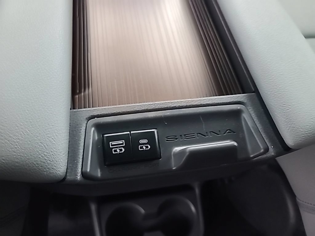 Used 2023 Toyota Sienna XLE AWD/4WD image 23