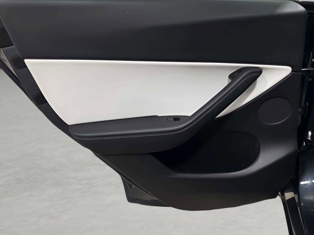 Used 2022 Tesla Model Y Long Range AWD/4WD image 19