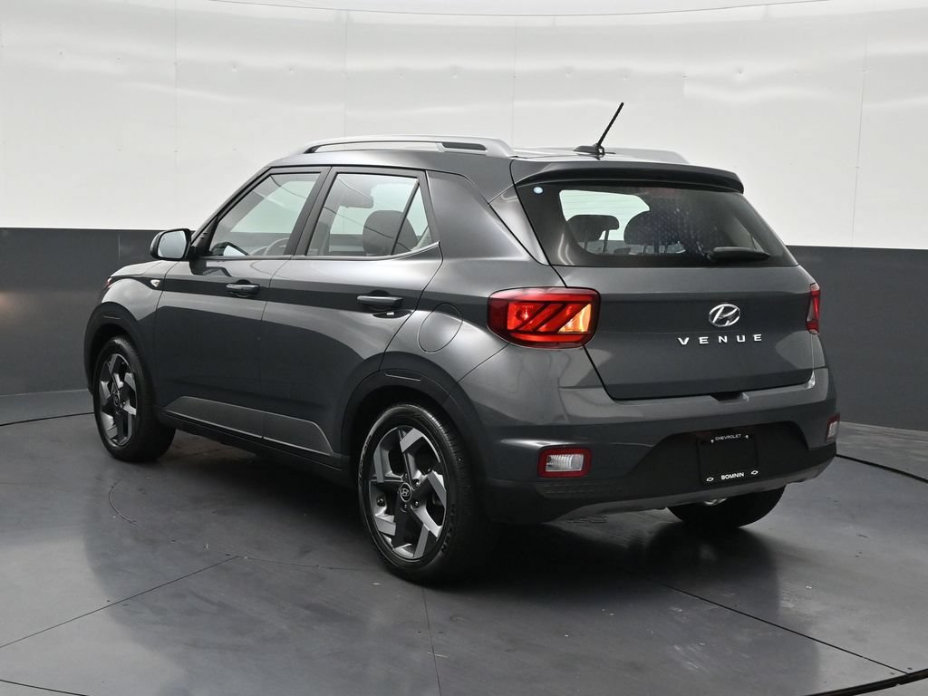 Used 2024 Hyundai Venue SEL FWD image 3
