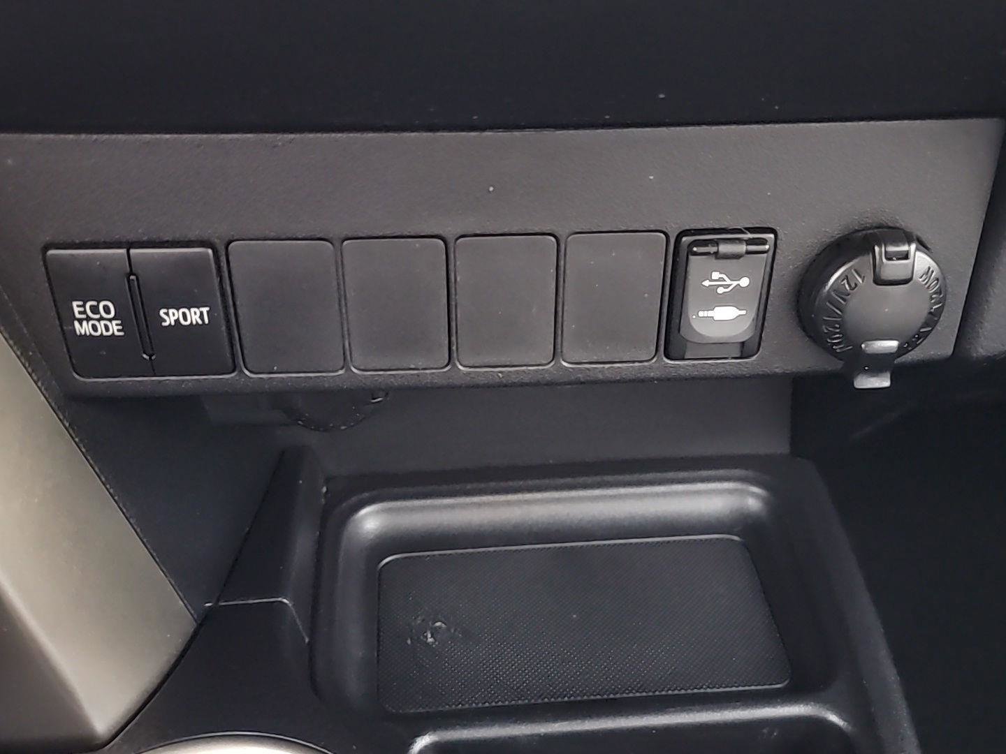 Used 2015 Toyota RAV4 LE image 29