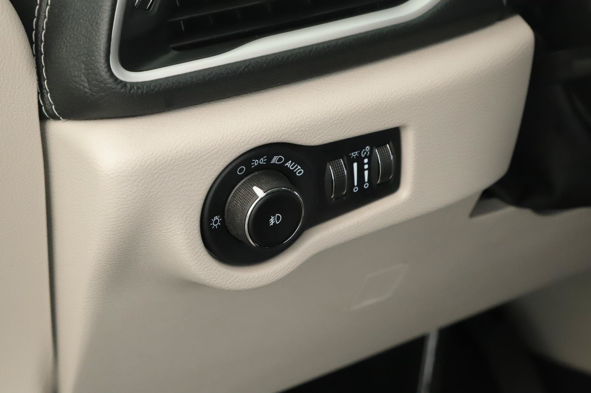 Used 2022 Chrysler Pacifica Touring-L AWD/4WD image 8