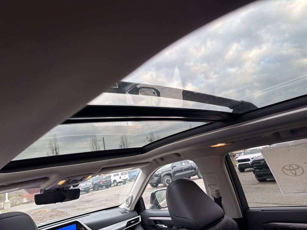 New 2026 Toyota Highlander Platinum image 9