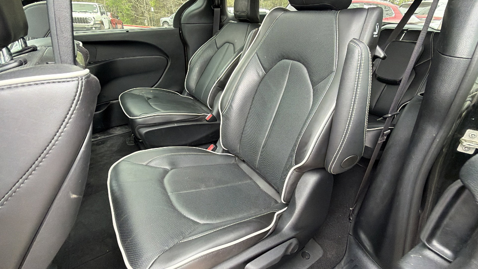 Used 2024 Chrysler Pacifica Premium image 22