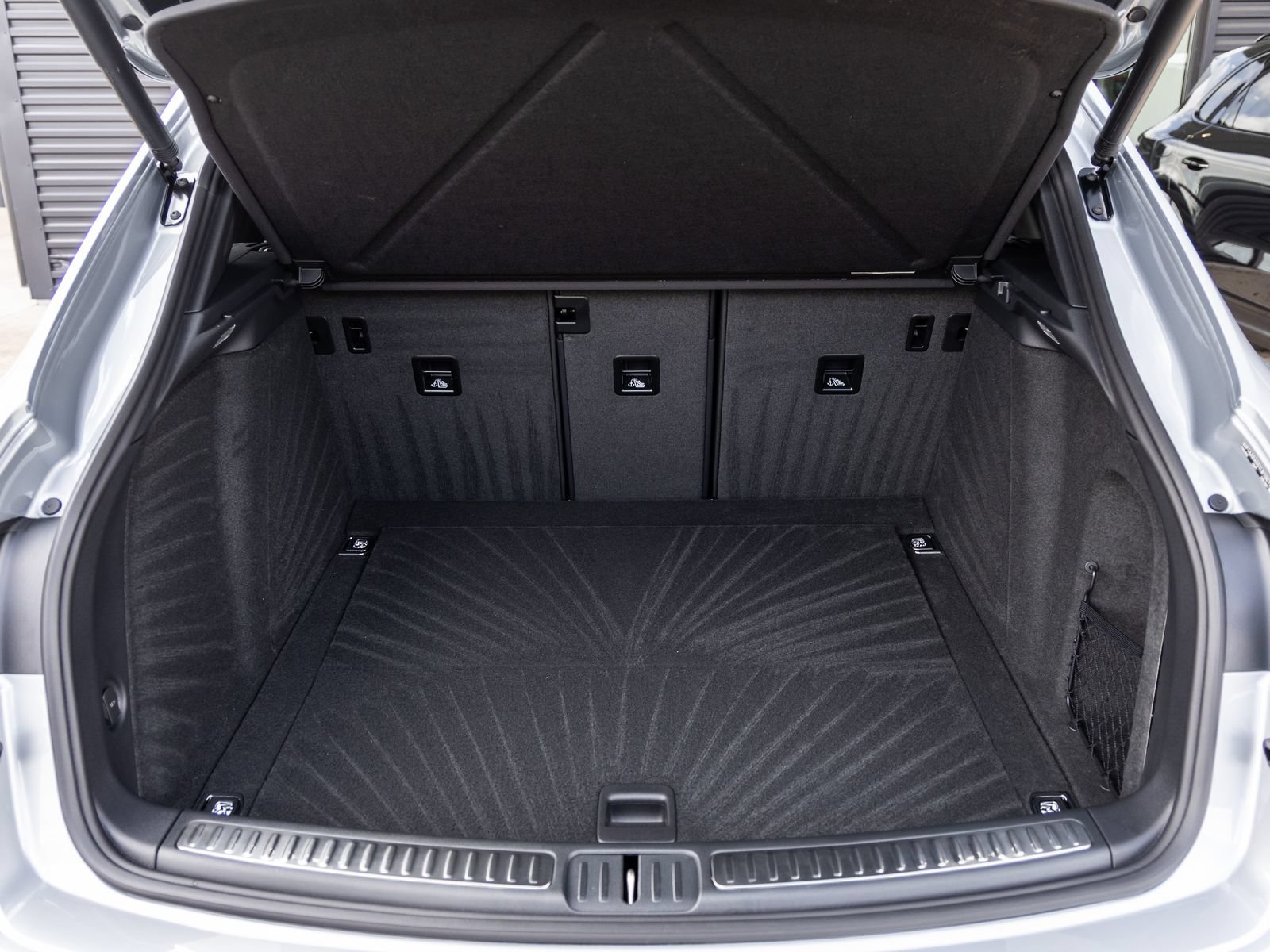 Certified 2026 Porsche Macan AWD/4WD image 39