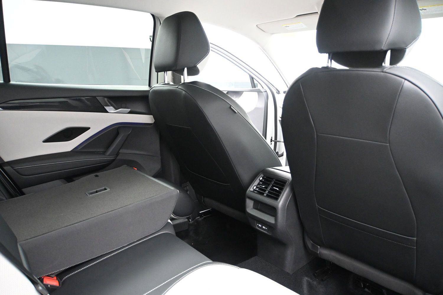 Used 2025 Volkswagen Tiguan SE AWD/4WD image 20