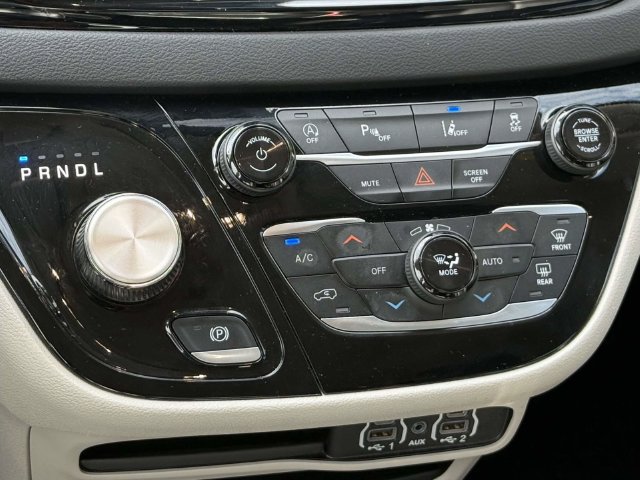Used 2024 Chrysler Pacifica Touring-L FWD image 15