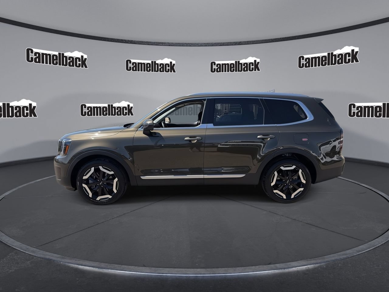 Certified 2025 Kia Telluride EX w/ EX Captain's Chair Package FWD image 4