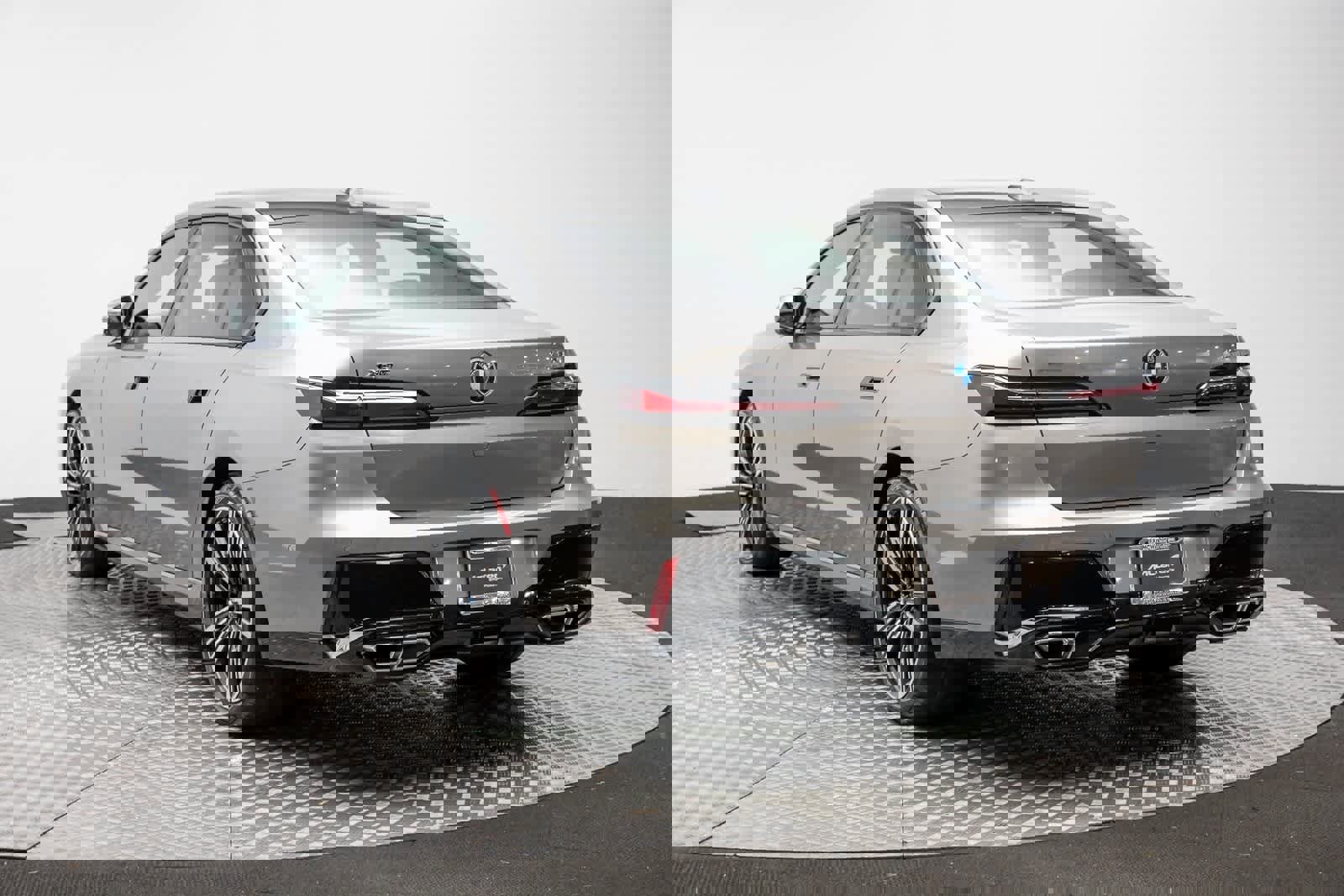 Used 2024 BMW 760i xDrive w/ Executive Package image 4